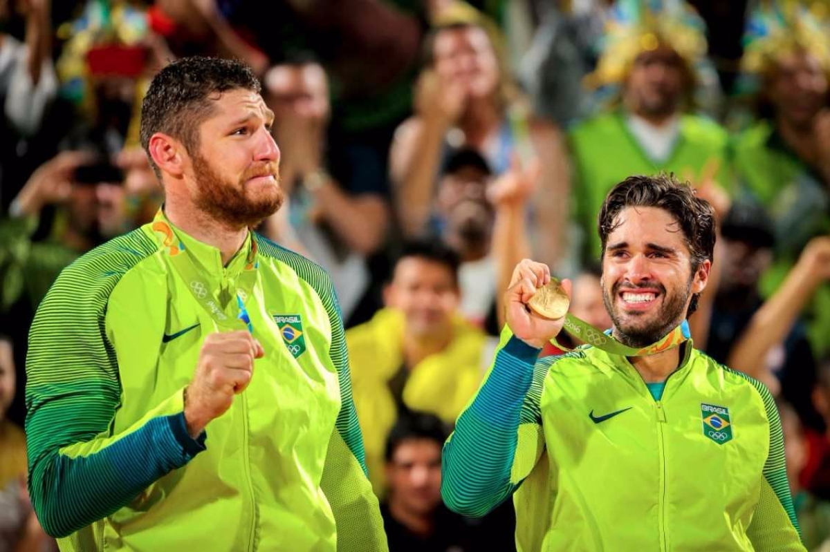 Alison e Bruno emocionados no p�dio na Arena de Copacabana (Foto: Danilo Borges/Brasil 2016)