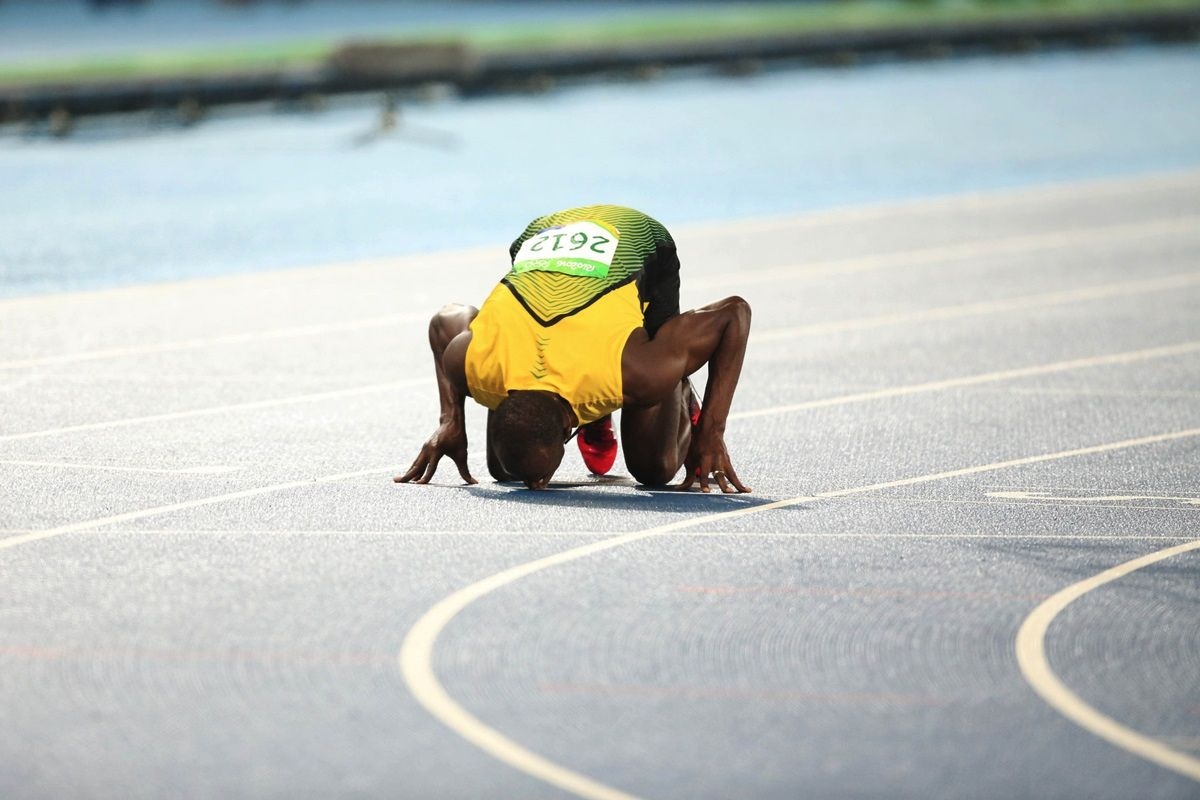 Bolt beijou a pista do Est�dio Ol�mpico do Rio de Janeiro como forma de adeus, ap�s disputar sua �ltima prova individual em Jogos Ol�mpicos (Foto: Roberto Castro/ME)