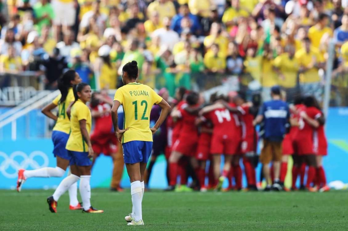 Frustra��o da equipe feminina do Brasil. Sele��o perdeu a chance de chegar � final e tamb�m caiu na disputa do bronze (Foto: Getty Images)