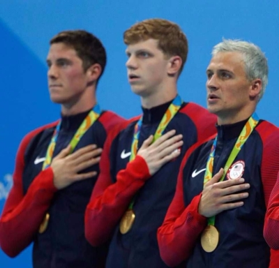 O nadador americano Ryan Lochte (3� esq/dir) pede desculpas por relato de falso assalto na Olimp�ada do Rio (Foto: Fernando Fraz�o/Ag�ncia Brasil)