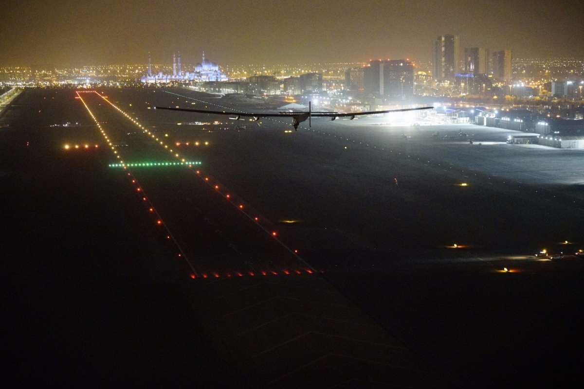 O avi�o Solar Impulse II, movido apenas a energia solar, completou sua volta ao mundo ap�s aterrissar no aeroporto internacional de Abu Dhabi �s 4h05 (hor�rio local, 21h05 de Bras�lia), mesmo ponto de onde partiu em mar�o de 2015 (Foto: Solar Impulse)