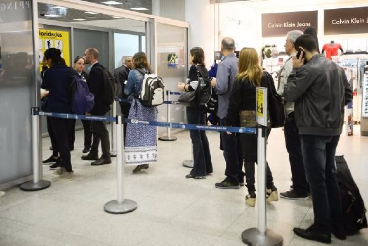 Passageiros enfrentam filas na �rea de embarque do aeroporto Santos Dumont no Rio (Foto: Tomaz Silva/Ag�ncia Brasil)