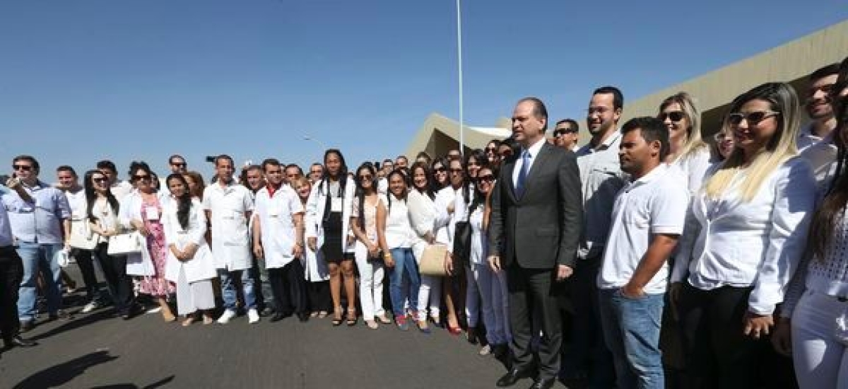 O ministro da Sa�de, Ricardo Barros, recebe profissionais cubanos e brasileiros que v�o trabalhar no Programa Mais M�dicos (Foto: Elza Fiuza/Ag�ncia Brasil)