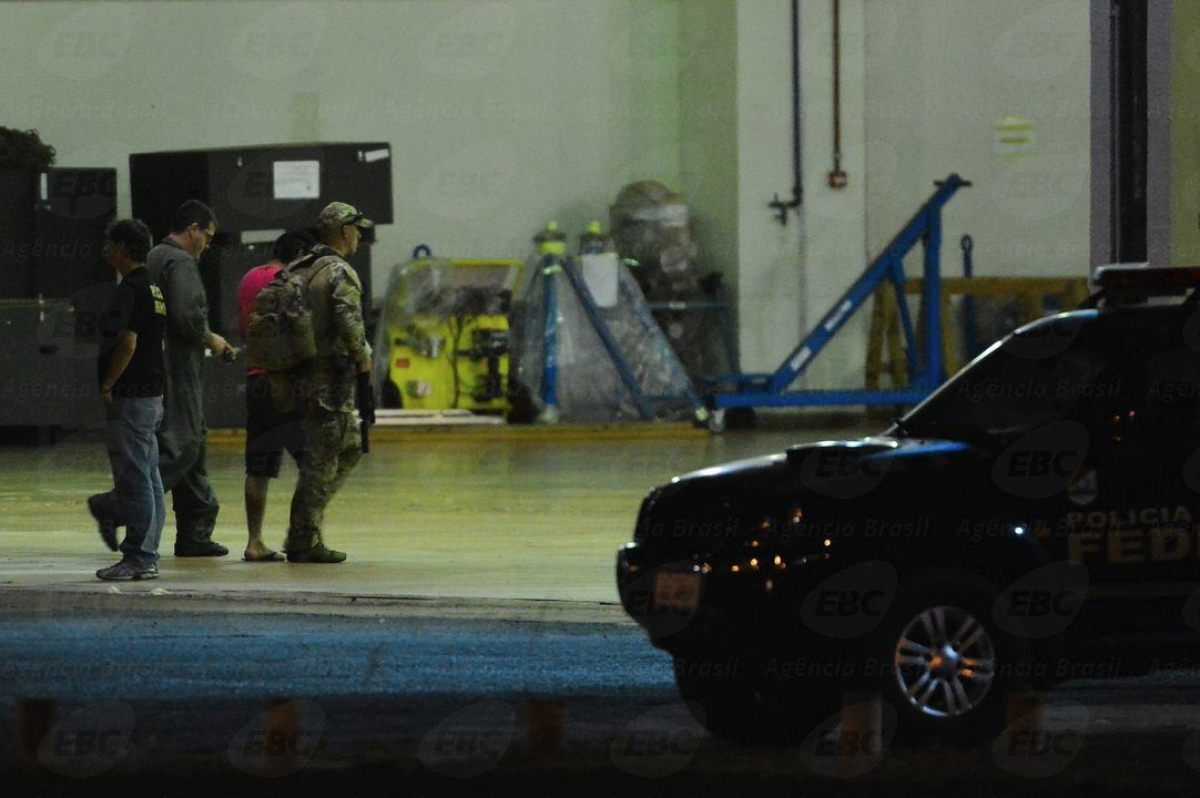 Chegam ao aeroporto da capital federal os suspeitos de planejar ataque terrorista durante os Jogos Ol�mpicos Rio 2016 (Foto: Valter Campanato/Ag�ncia Brasil)