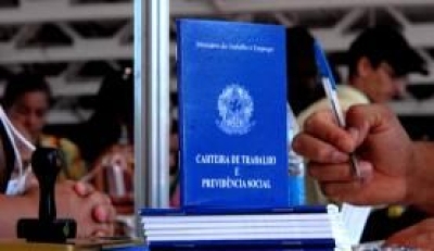 Carteira de Trabalho (Imagem: Marcello Casal Jr./Ag�ncia Brasil)