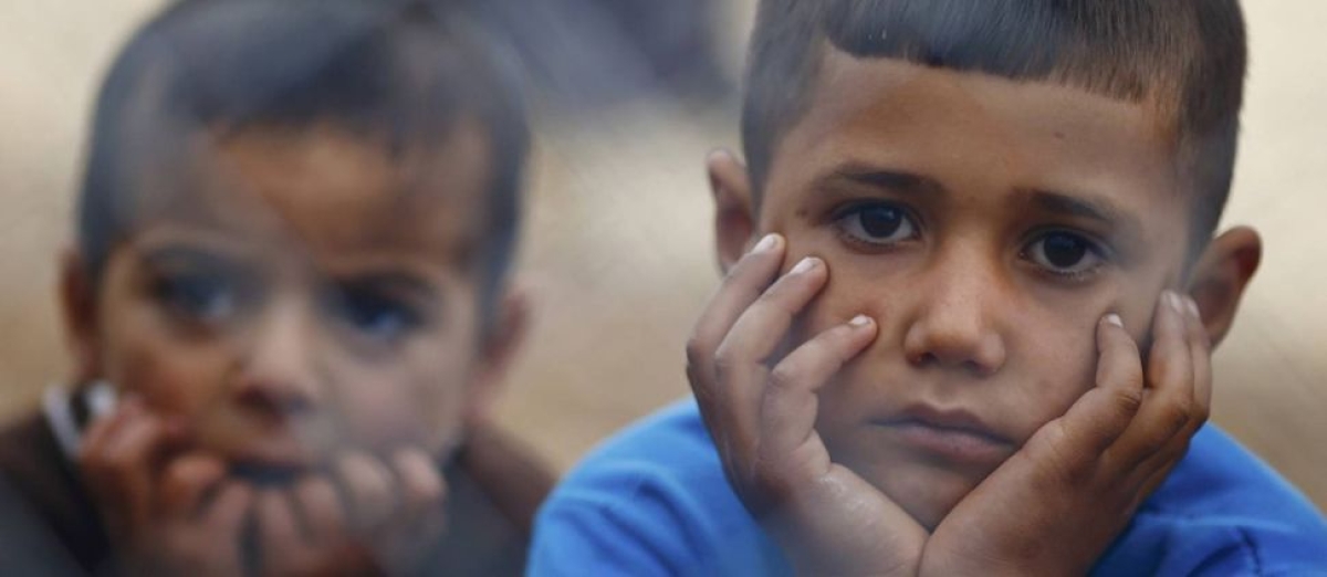 Crian�as curdas refugiadas da cidade S�ria de Kobani em um campo em Suruc, na fronteira entre a Turquia e a S�ria (Foto: KAI PFAFFENBACH/REUTERS)
