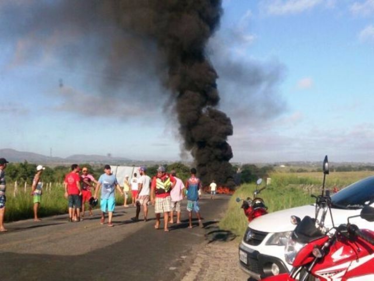 Garibalde Mendon�a lamenta situa��o da SE-170, em Campo do Brito (Foto: Reprodu��o/Redes Sociais)