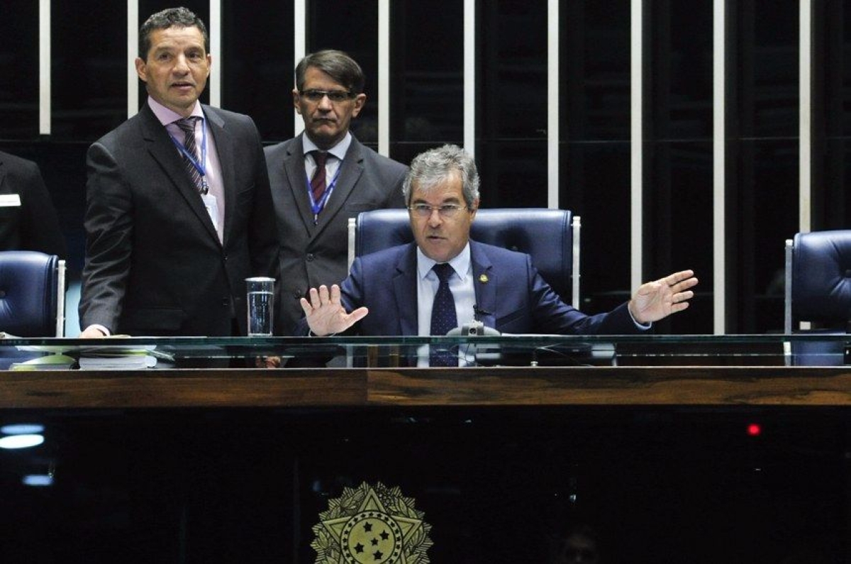 O senador Jorge Viana (PT-AC) na presid�ncia da sess�o que aprovou o texto do acordo do clima (Foto: Geraldo Magela/Ag�ncia Senado)