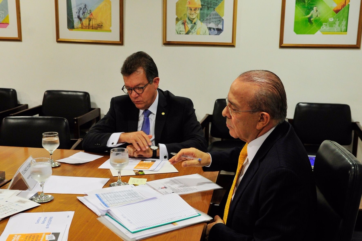 La�rcio Oliveira apresenta ao ministro Eliseu Padilha preju�zos de uma reforma do PIS/COFINS (Foto: Assessoria La�rcio Oliveira)