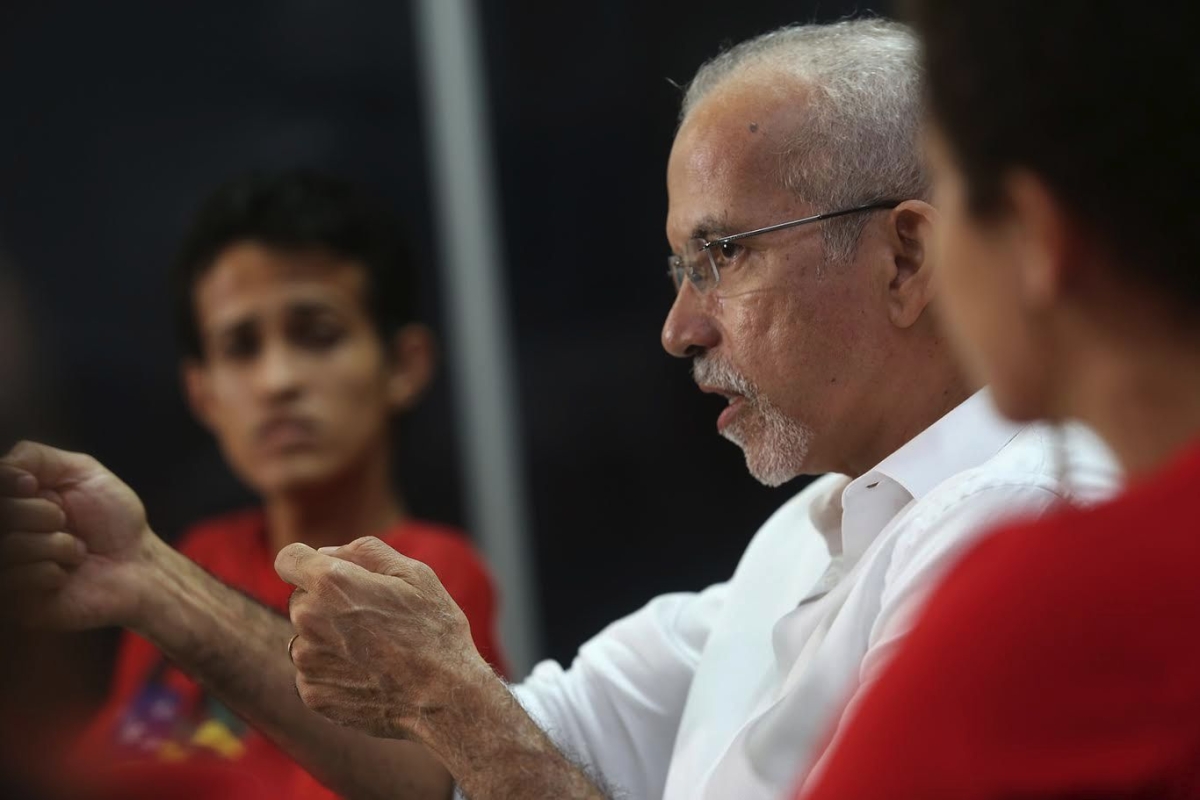 Edvaldo Nogueira recebe o apoio de estudantes, conselheiros tutelares e sindicalistas (Imagem: Marco Vieira e Jana�na Santos)