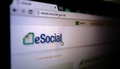 Pagamento do décimo terceiro de trabalhadores domésticos deve ser informado no eSocial (Imagem: Marcelo Camargo/Agência Brasil)
