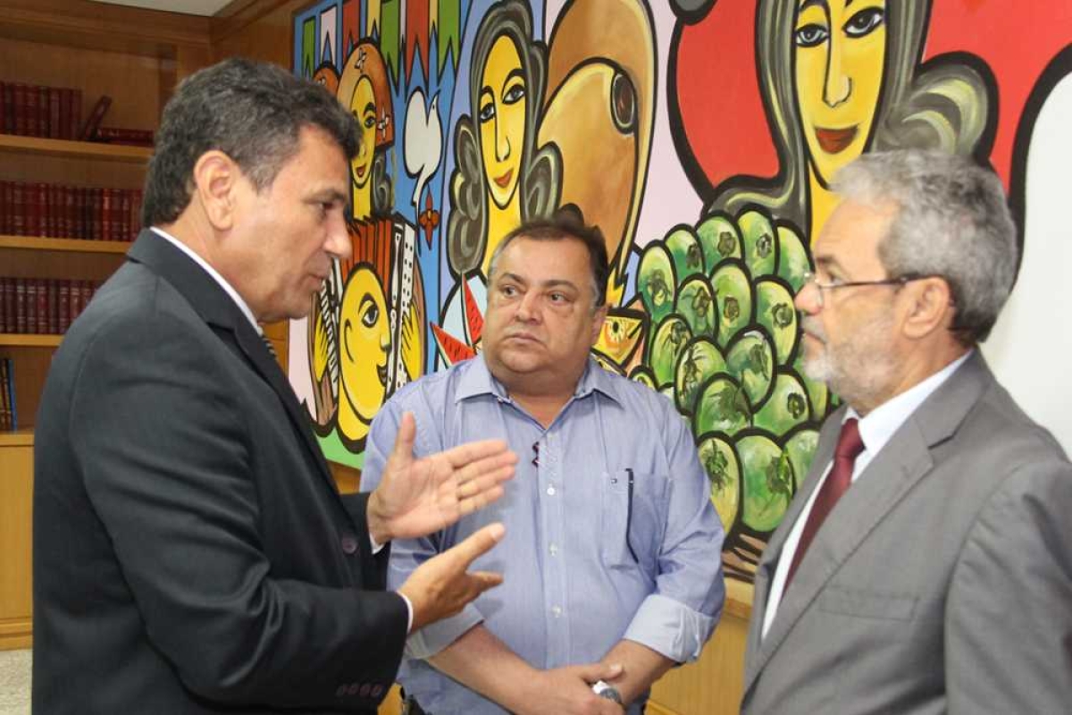 Secretário Jair Araújo e o conselheiro Ulices Andrade estiveram no gabinete do conselheiro Clóvis Barbosa (Imagem: Cleverton Ribeiro/TCE/SE)
