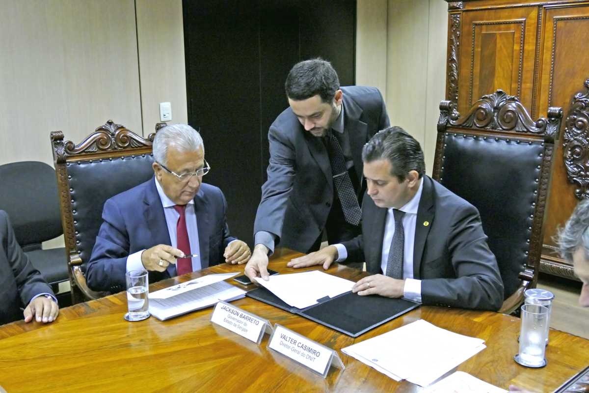 Jackson Barreto assina convênio de estudos para duplicação da BR-235 com ministro dos Transportes (Imagem: Roque Sá/ASN)
