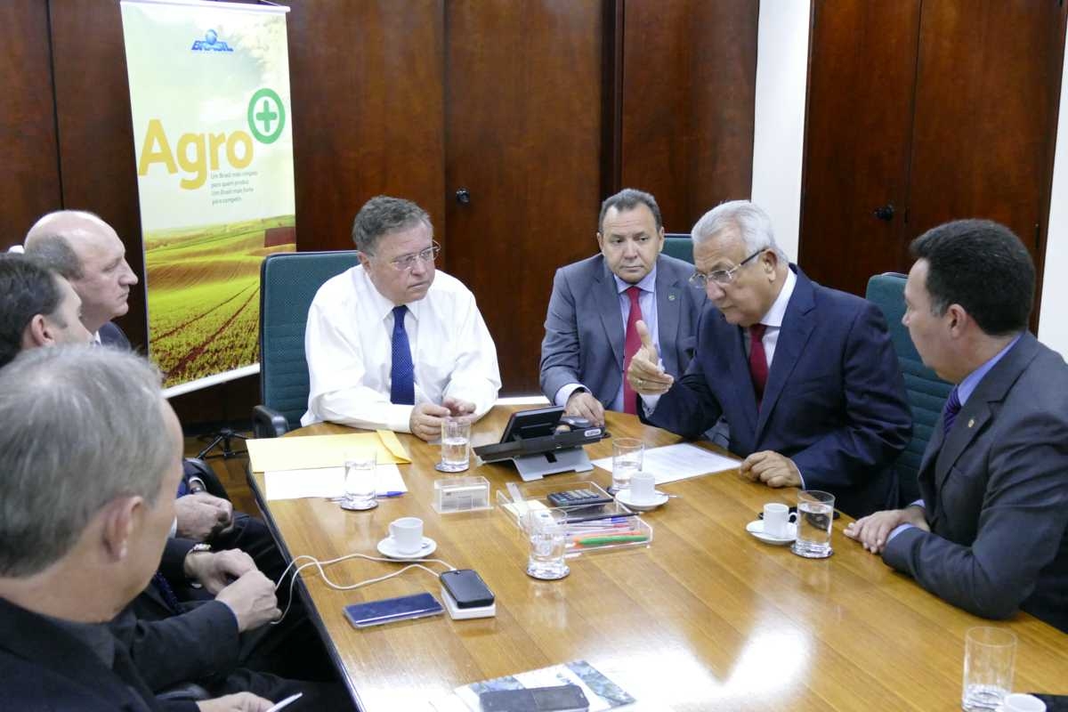 Em audiência com o ministro da Agricultura Blairo Maggi nesta quarta-feira 07 Jackson solicitou a disponibilização do estoque de 740 toneladas de milho da unidade da Companhia Nacional de Abastecimento (Conab) a preço subsidiário para atender os pequenos criadores dos municípios do semiárido (Imagem: Roque Sá/ASN)