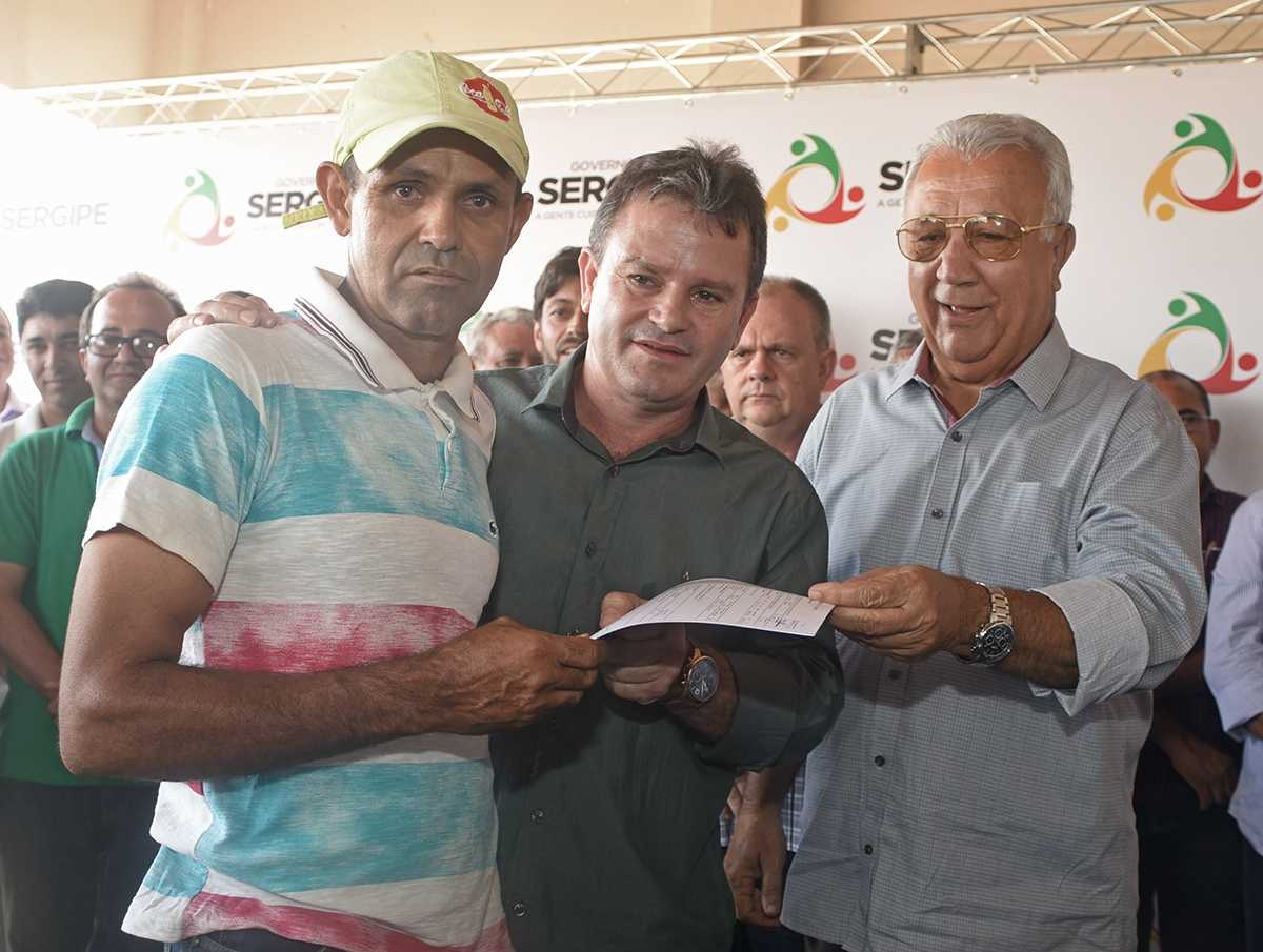 Ao lado do prefeito de Simão Dias Marival Santa o governador Jackson Barreto assinou implantação do programa Dom Távora no município (Imagem: Marcelle Cristinne/ASN)