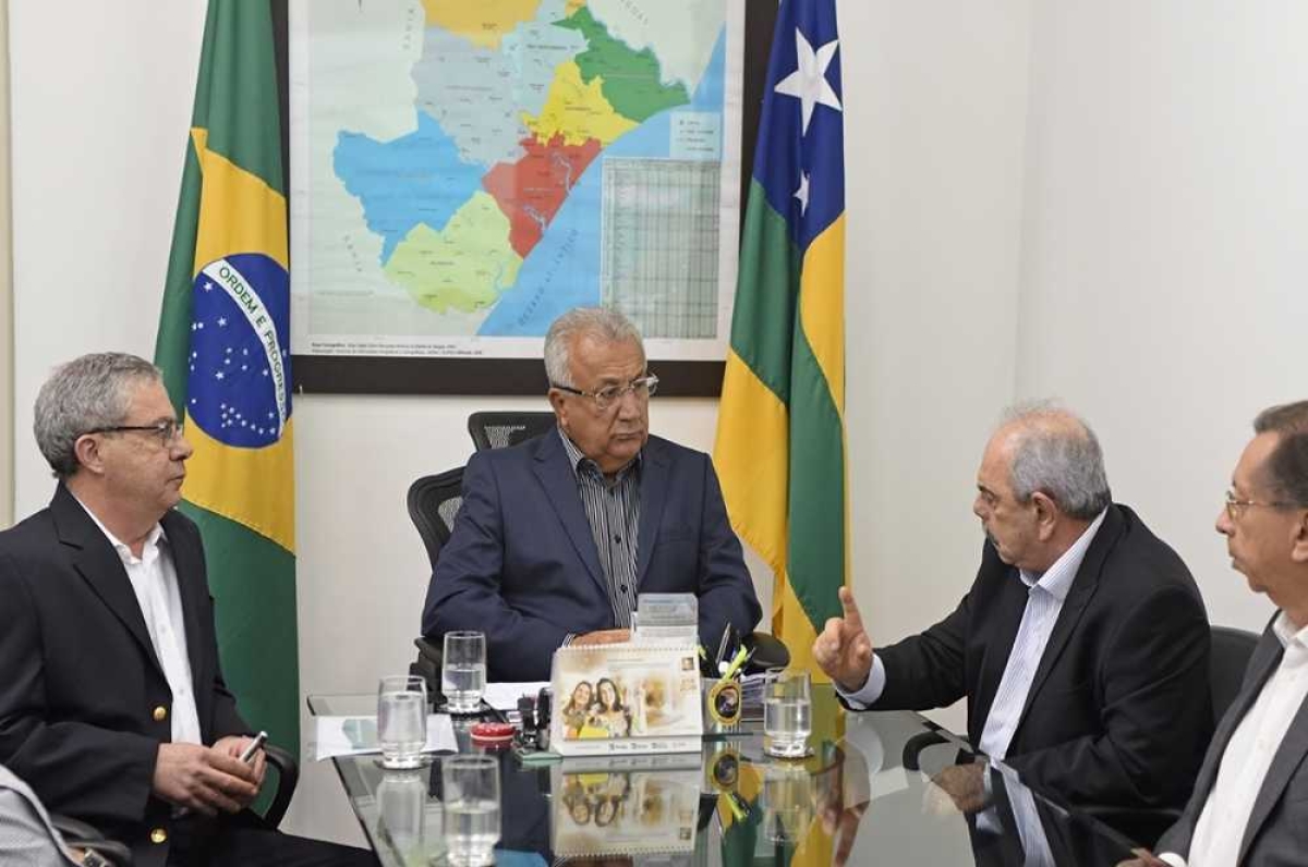Jackson Barreto durante reunião com representantes da Vale em abril deste ano (Foto: Marcelle Cristinne/ASN)