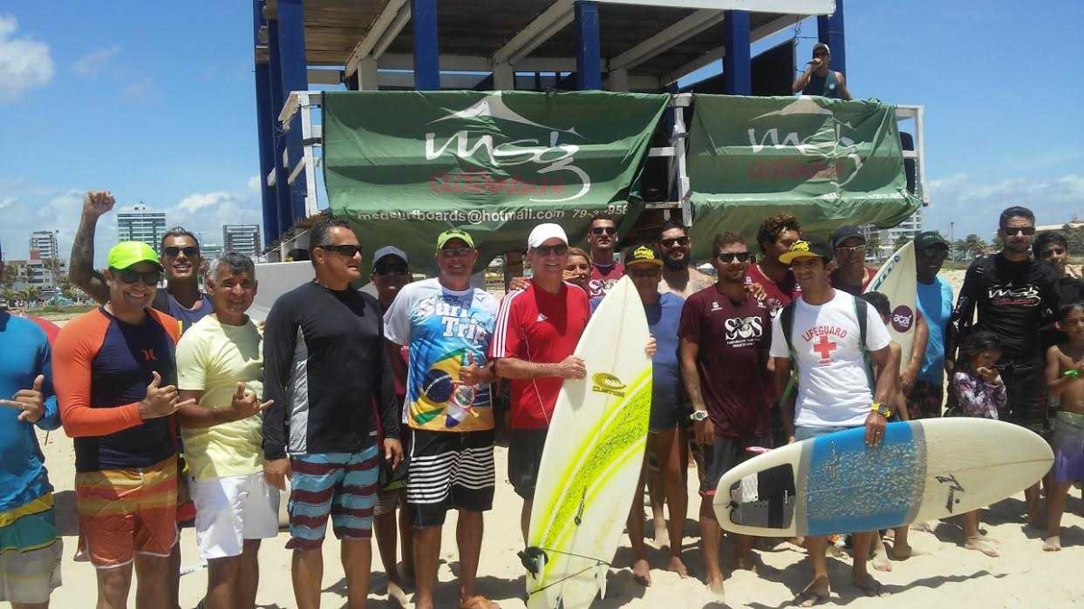 Deputado Garibalde Mendonça ao lado dos surfistas (Imagem: Assessoria Garibalde Mendonça)