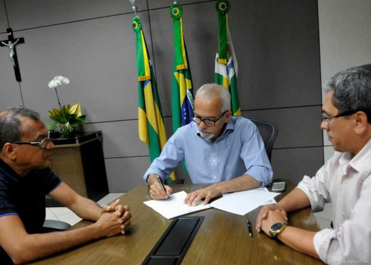 Edvaldo Nogueira assina decreto que cria comissão que discutirá revogação do IPTU (Imagem: Janaína Santos/PMA)