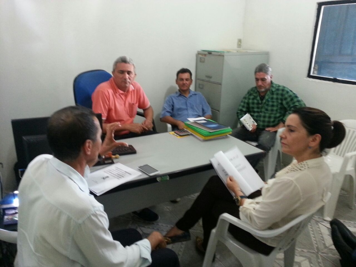 Emília Corrêa ouve reivindicações dos taxistas e diz que o momento é de ponderação (Foto: Assessoria Emília Corrêa)