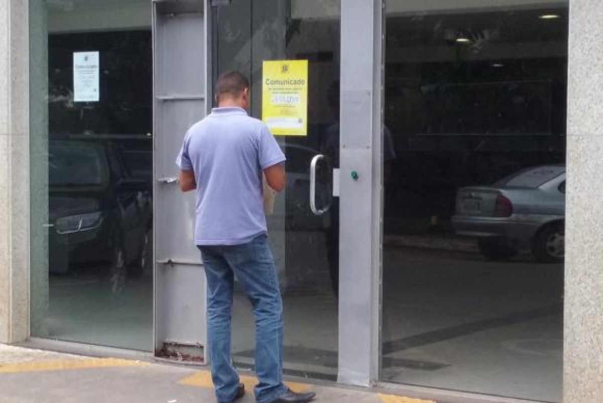 Cliente depara com agência do Banco do Brasil fechada, em Brasília (Foto: Alex Rodrigues/Agência Brasil)