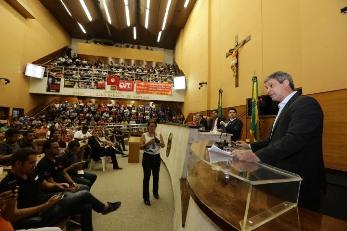 Palestra lotou plenário e galerias (Foto: César de Oliveira/Agência Alese)