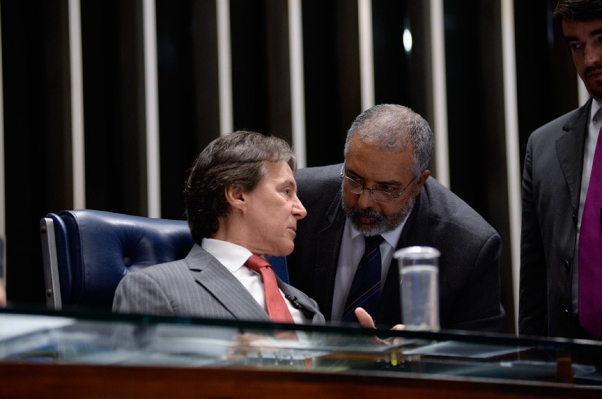 O presidente do Senado, Eunício Oliveira e o relator do PLC 30/2015, Paulo Paim (PT-RS) conversaram sobre a tramitação do projeto alternativo ao que foi sancionado (Foto: Jefferson Rudy/Agência Senado)