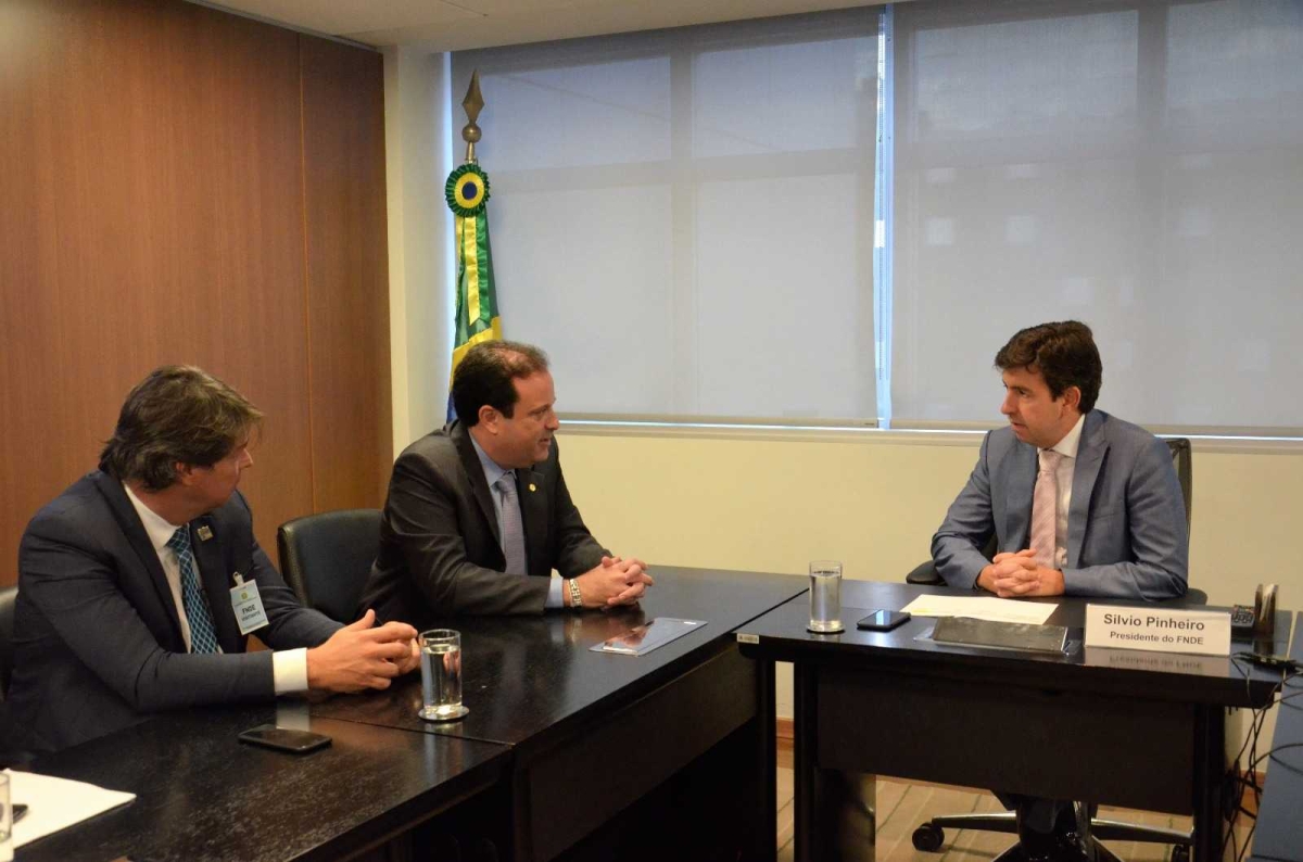 Audiência com Sílvio Pinheiro, do FNDE, Elio Martins e André Moura (Foto: Nefy Dias/Assessoria André Moura)