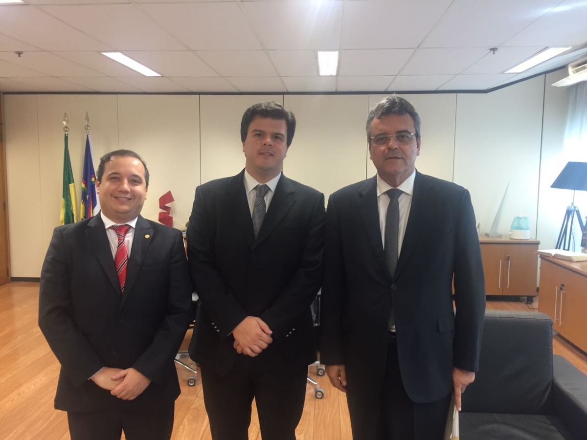 Deputado federal Valadares Filho, ministro das Minas e Energias, Fernando Bezerra Filho e o deputado estadual Luciano Pimentel (Foto: Ascom Luciano Pimentel)