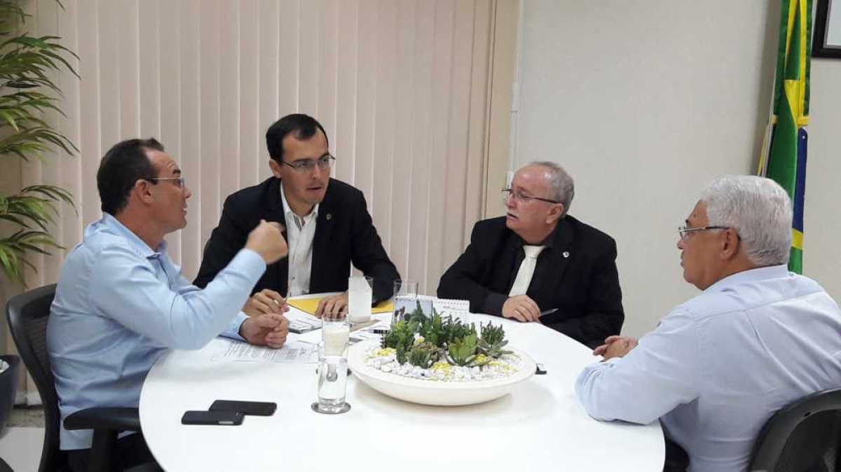 Após aprovação, Zezinho Sobral trata sobre o PL do Funcep com parlamentares (Foto: Seidh/SE)