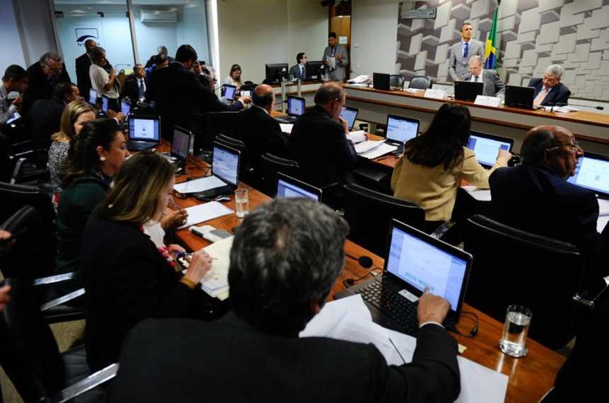 Reunião da Comissão de Assuntos Econômicos (CAE) desta terça-feira (25) em que o projeto foi aprovado (Foto: Marcos Oliveira/Agência Senado)