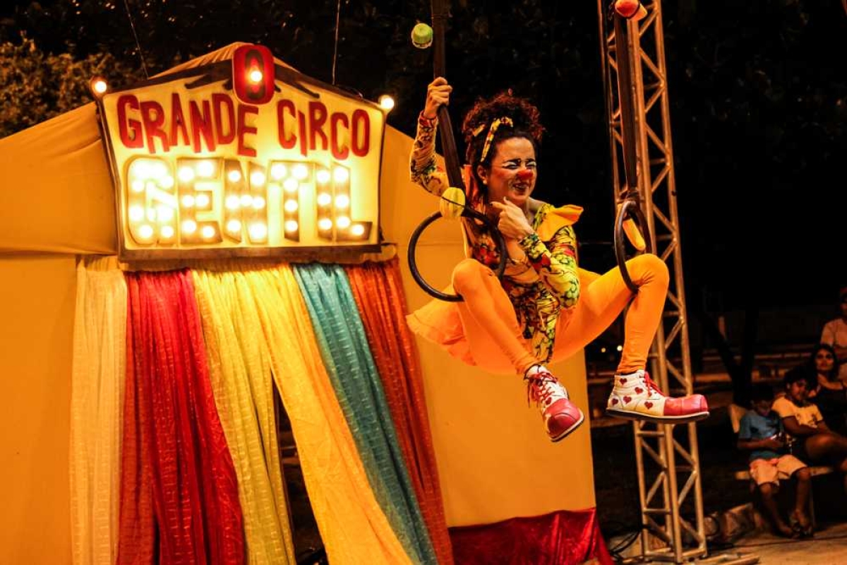 A lona e o picadeiro da Cia. Gentileza de Artes Integradas - Cigari chegam à Barra dos Coqueiros às 17h para alegrar a cidade com o "O Grande Circo Gentil" (Foto: Pritty Reis/Secult/SE)