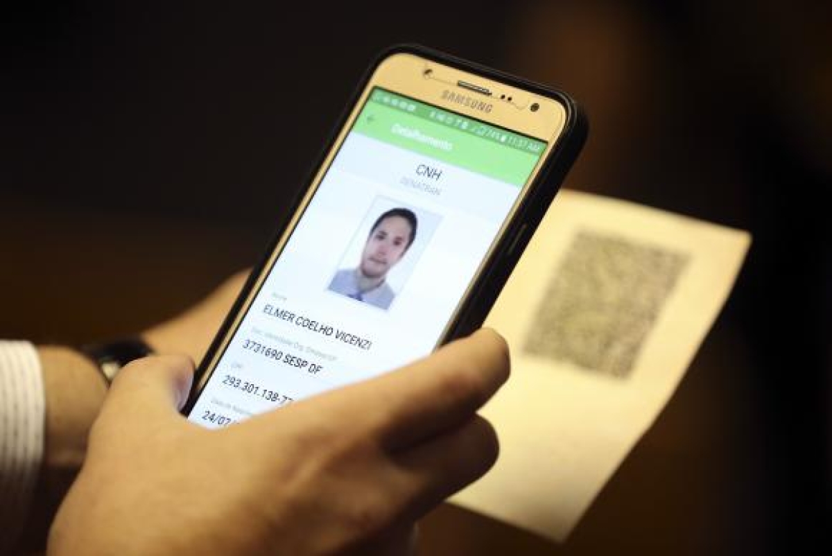 Contra fraude, a nova Carteira de Habilitação com o QR Code foi divulgada pelo Ministério das Cidades e pelo Departamento Nacional de Trânsito (Foto: José Cruz/Agência Brasil)