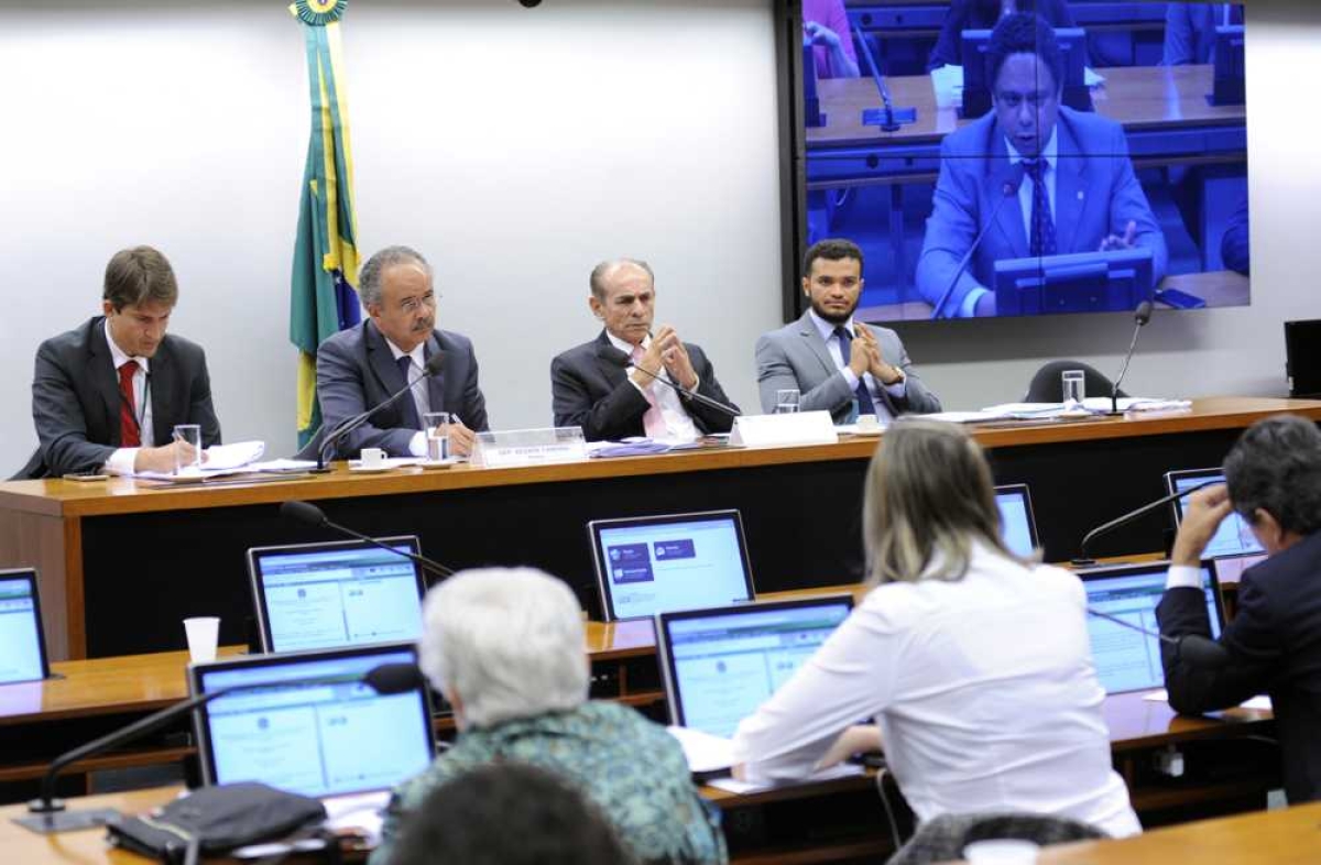 Terceiro relatório parcial de Vicente Candido (segundo à esquerda) deve começar a ser analisado na semana que vem (Foto: Lúcio Bernardo Junior/Câmara dos Deputados)