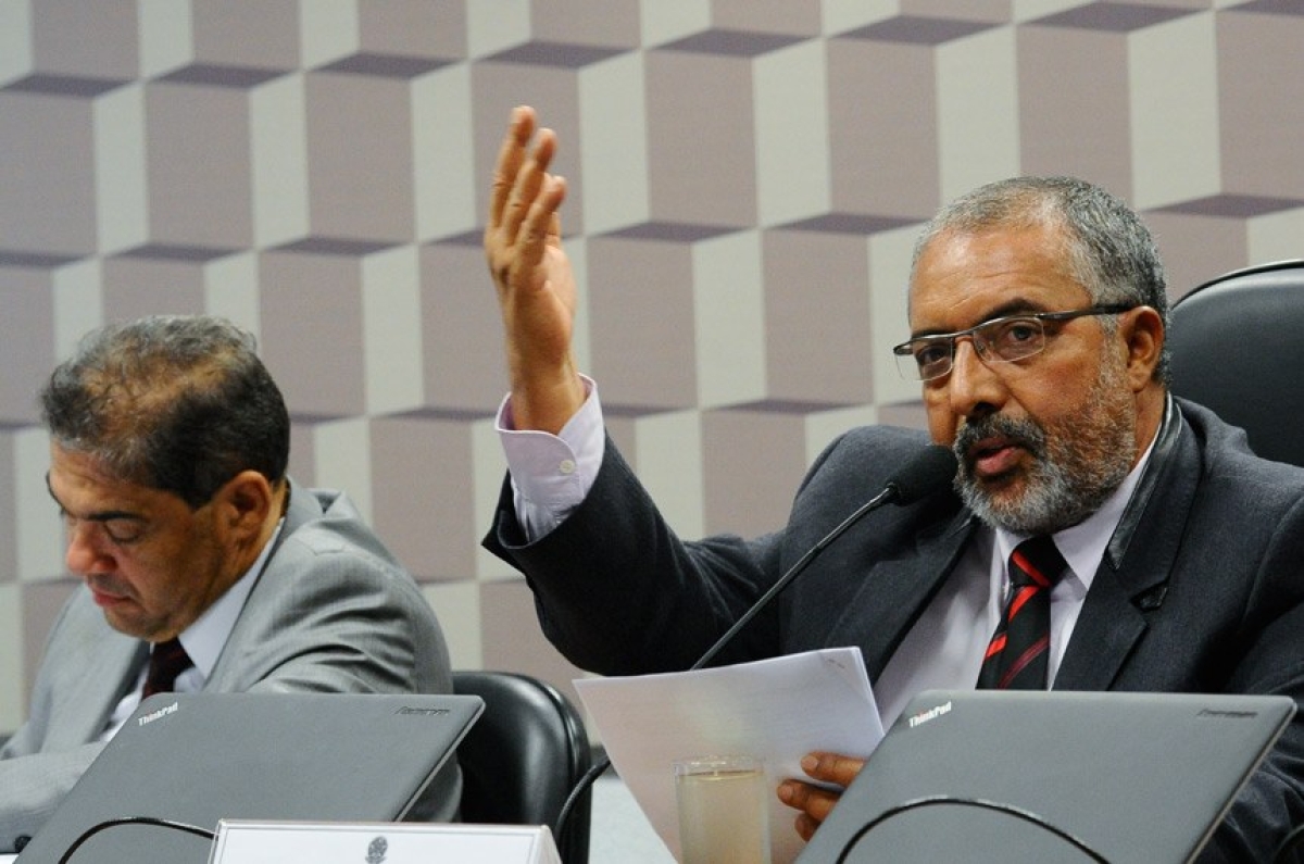 O relator da CPI, senador Hélio José (PMDB-DF), e o presidente do colegiado, senador Paulo Paim (PT-RS) (Foto: Geraldo Magela/Agência Senado)