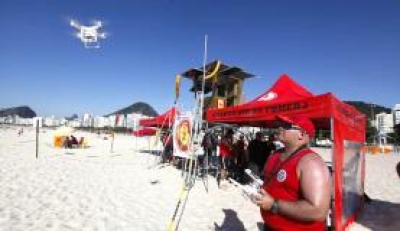 Bombeiro pilota drone utilizado em salvamentos em praias do Rio de Janeiro (Foto: Maurício Pingo/Arquivo/Governo do Estado do Rio de Janeiro)