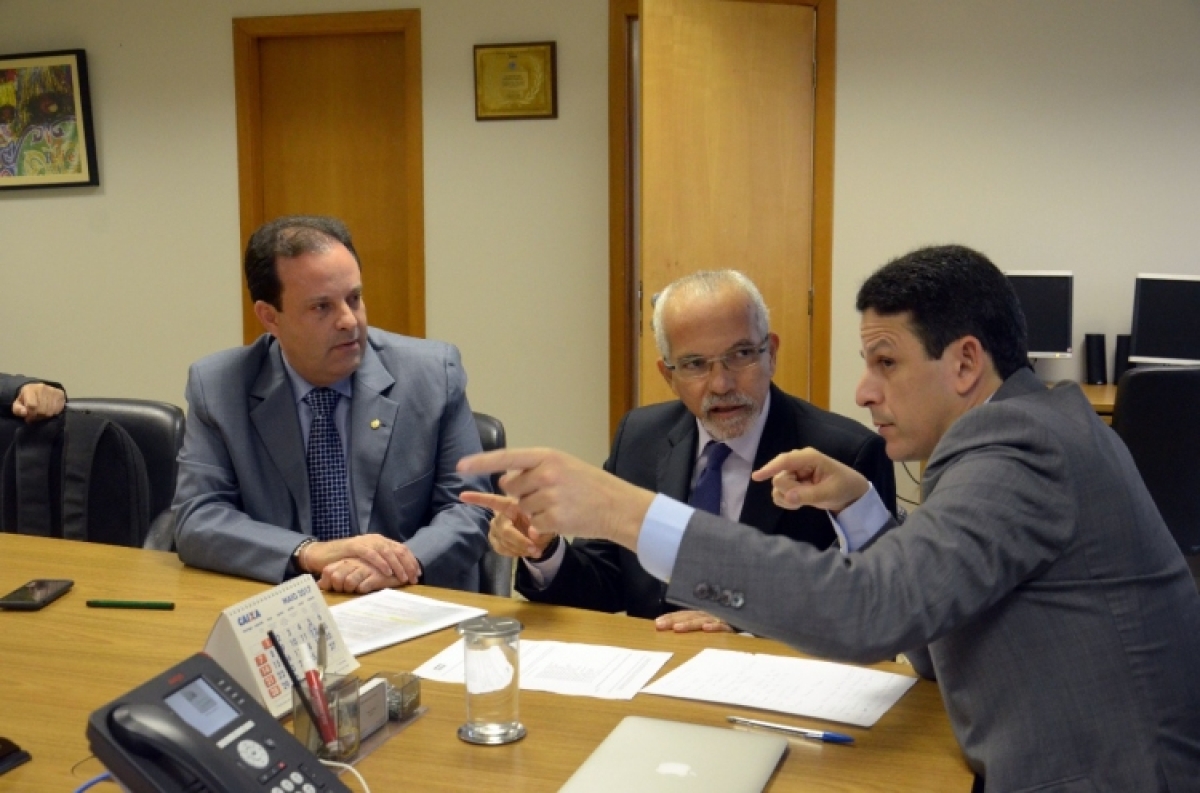 Edvaldo se reuniu com ministro das Cidades, acompanhado do líder do Governo Federal no Congresso (Foto: Divulgação)