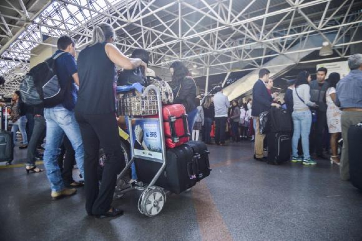 Passageiros enfrentam filas para a inspeção de bagagens nos aeroportos do país (Foto: José Cruz/Agência Brasil)