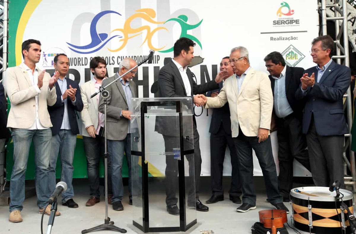 Jackson Barreto e ministro Leonardo Picciani participam da abertura do Mundial Escolar de Triathlon (Foto: Andre Moreira/ASN)