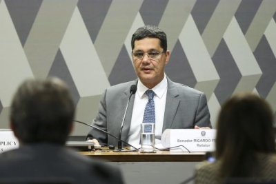 O senador Ricardo Ferraço faz a leitura do relatório sobre a proposta de reforma trabalhista na Comissão de Assuntos Sociais do Senado (Foto: Marcelo Camargo/Agência Brasil)