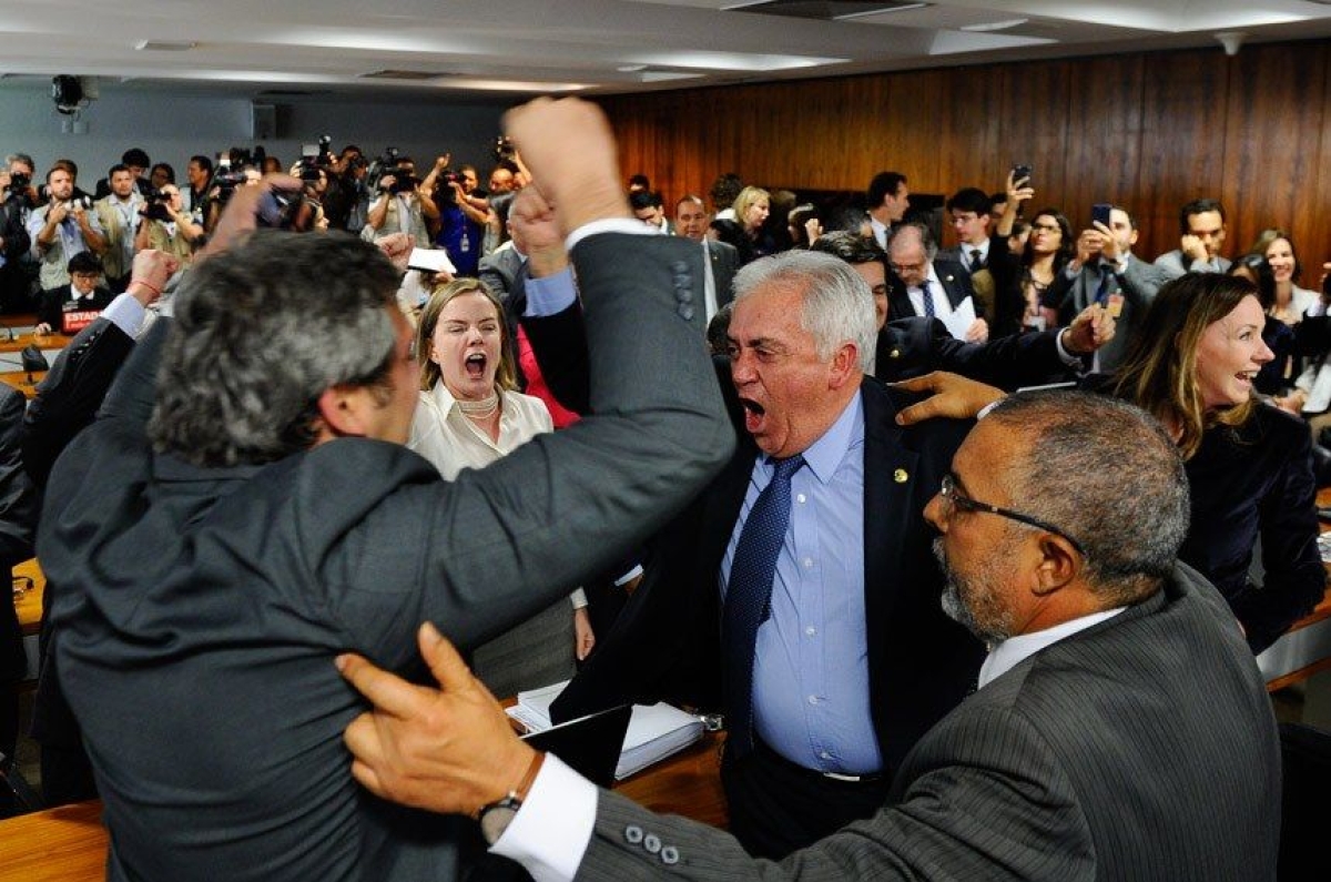 Os senadores comemoraram a rejeição do relatório ao projeto de reforma trabalhista (Marcos Oliveira/Agência Senado)