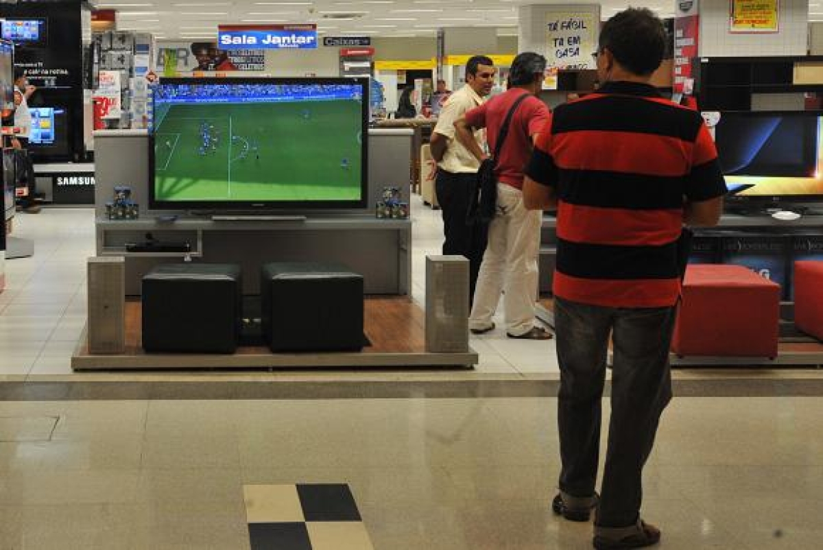 Consumidor que usar crédito rotativo do cartão pagará agora juros de 363,3% ao ano. Em janeiro, taxa era de 497,5% (Foto: Marcello Casal Jr./Agência Brasil)