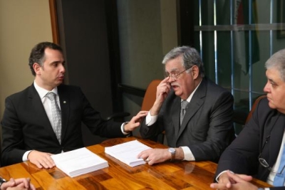   O advogado Antônio Cláudio Mariz (D) entrega a defesa do presidente Michel Temer ao presidente da CCJ da Câmara,  Rodrigo  Pacheco,  que vai analisar a denúncia apresentada pela PGR (Foto: Wilson Dias/Agência Brasil)