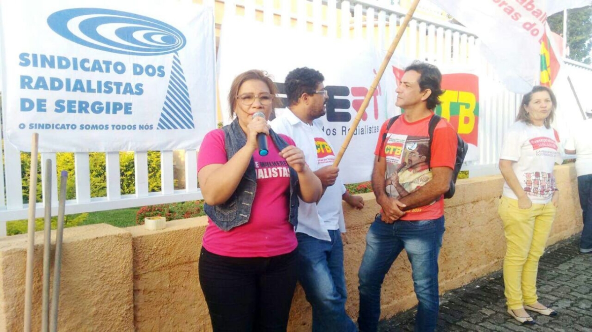 Em campanha, radialistas de Sergipe lavam calçada da Rede Ilha (Foto: Assessoria STERTS)