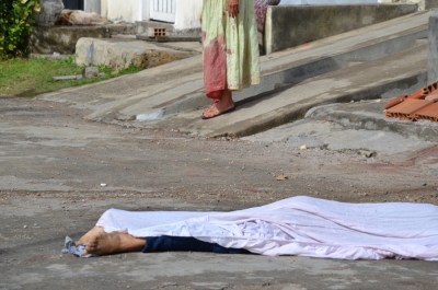 Uma das vítimas e a mãe ao fundo: desespero (Foto: Cássia Santana/Portal Infonet)