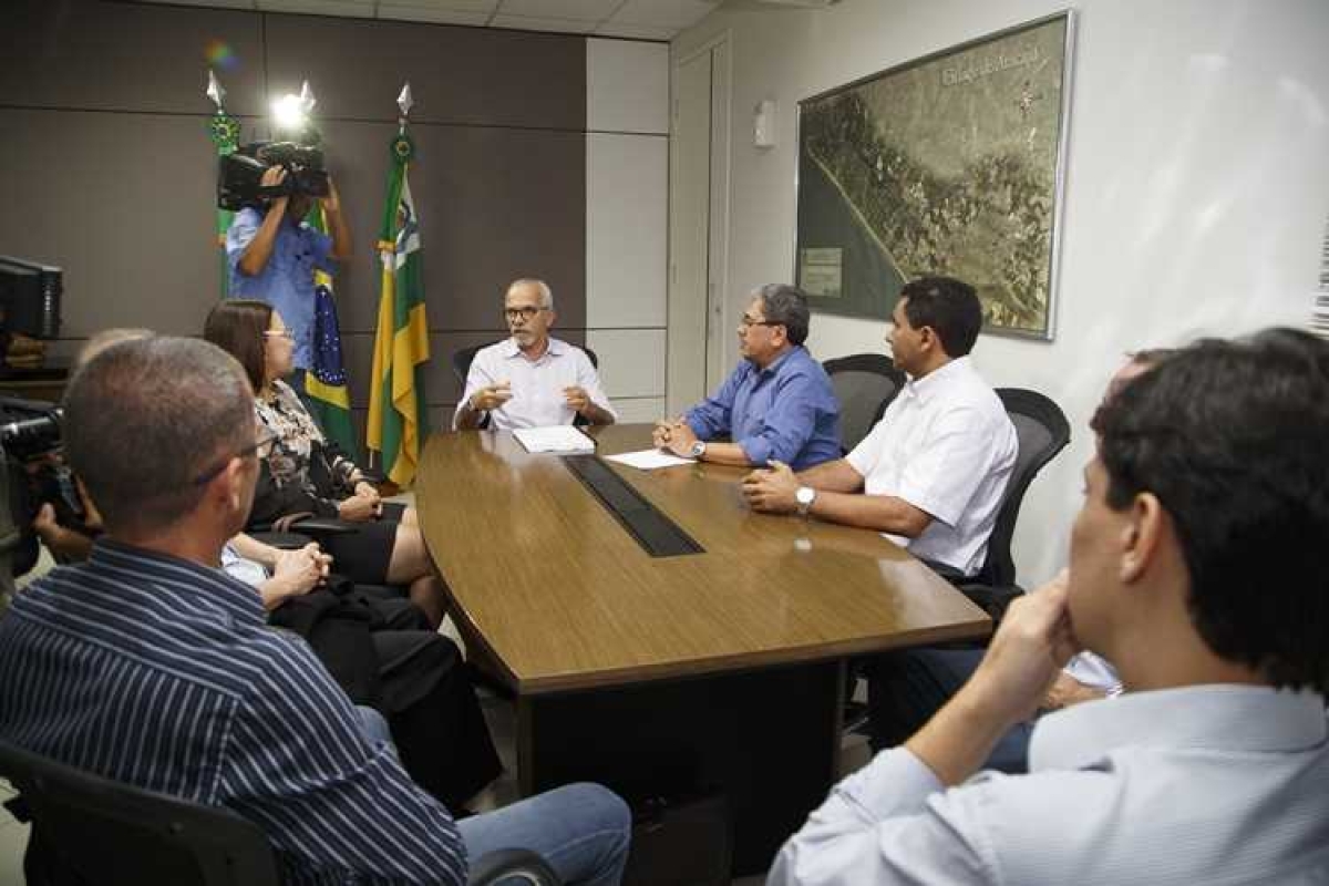Comissão foi recebida no gabinete do prefeito (Foto: Marco Vieira)
