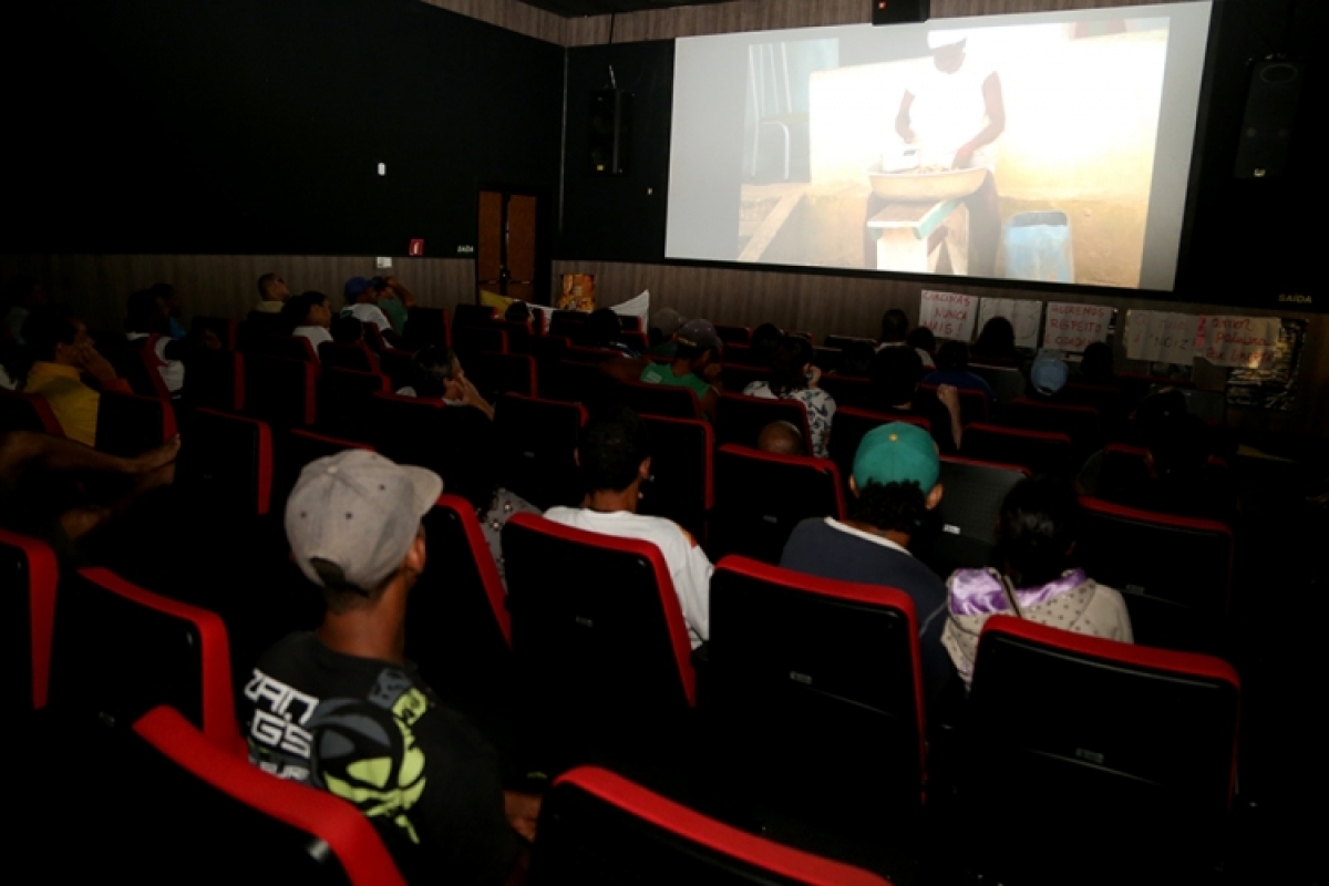 Assistência e Funcaju realizam Cine Rua para pessoas em situação de rua (Foto: Felipe Goettenauer/PMA)