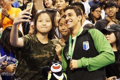 Henrique Martins exibe medalha para selfie de torcedora em Taipei (Foto: Divulgação/Fellipe Chargel/CBDU)