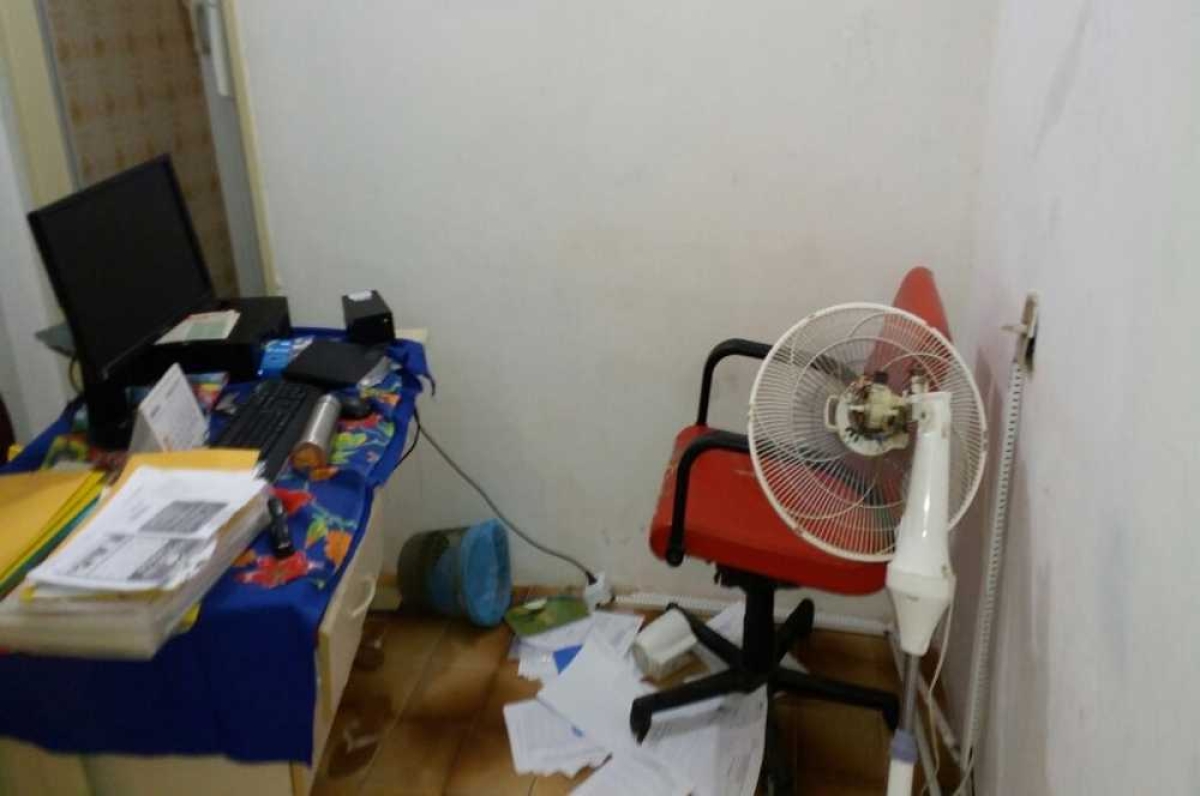 Documentos espalhados e ventilador quebrado (Foto: Enviada pelo conselheiro tutelar/Via Portal Infonet)
