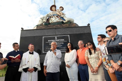 Jackson entrega imagens nos municípios de Divina Pastora, Siriri e Santa Rosa de Lima (Foto: André Moreira)