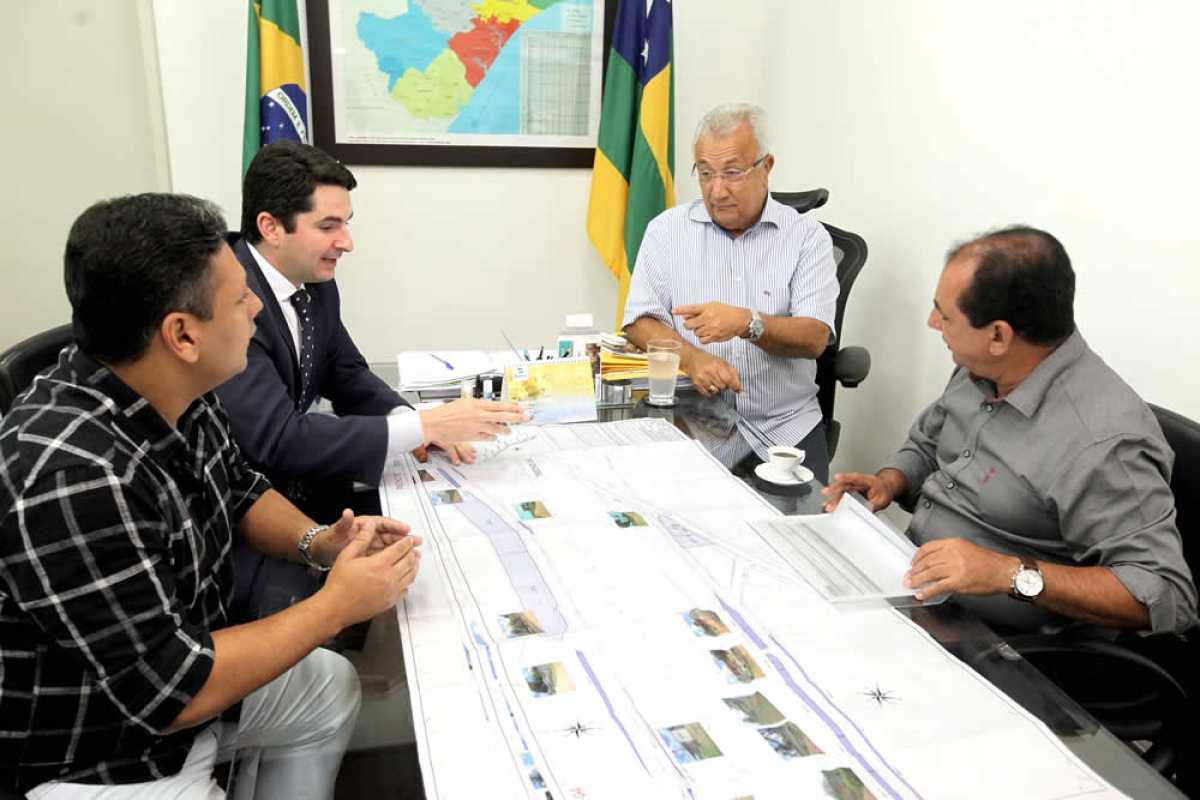Governador de Sergipe e prefeito de Lagarto debatem construção de nova via de acesso ao município (Foto: André Moreira/ASN)